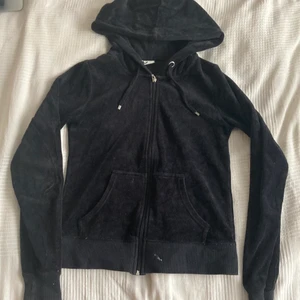 Härlig mjukis jacka med sammetstyg - En klassiker, lite juicy couture känsla, men Cubus throwback från 2017! Tycker den här sitter fint och tajt, och är dessutom trendig just nu! Skön och mjuk med silver detaljer.                                                    OBS: har en liten vit färg fläck på högra sidan längst ner. Kan ses på första bilden, går att tvätta bort skulle jag gissa:D