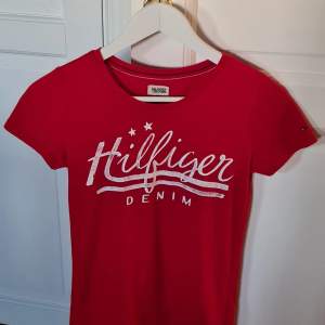 Röd Tommy Hilfiger T-shirt storlek S