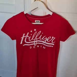 Tommy Hilfiger T-shirt  - Röd Tommy Hilfiger T-shirt storlek S
