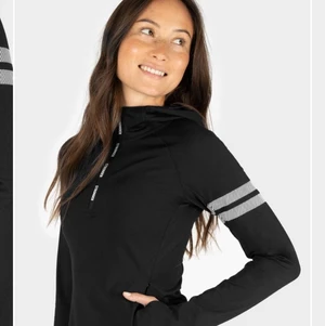 Stronger hoodie - Säljer denna skit snygga hoodien från stronger då jag tyväär inte använder den lika mycket som förr, den har inga skador och är i Topp skcik👍🏻 , Köparen står för frakten och hoodien köptes för någon månad sen, så jag kan säga att den inte är så gammal. Nypris 700kr mitt pris 300kr