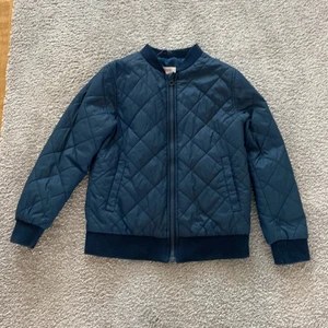 Jacka för barn - Jacka storlek 128 för barn använd i gott skick.