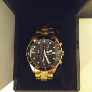 Emporio Armani klocka i guld - Helt oanvänd klocka. Legat i lådan sen jag fick den. Fick som present men har en egen redan så tänkte nån annan kan få ha nöjet att bära den. Orginal pris 3000kr nedsatt 1600kr