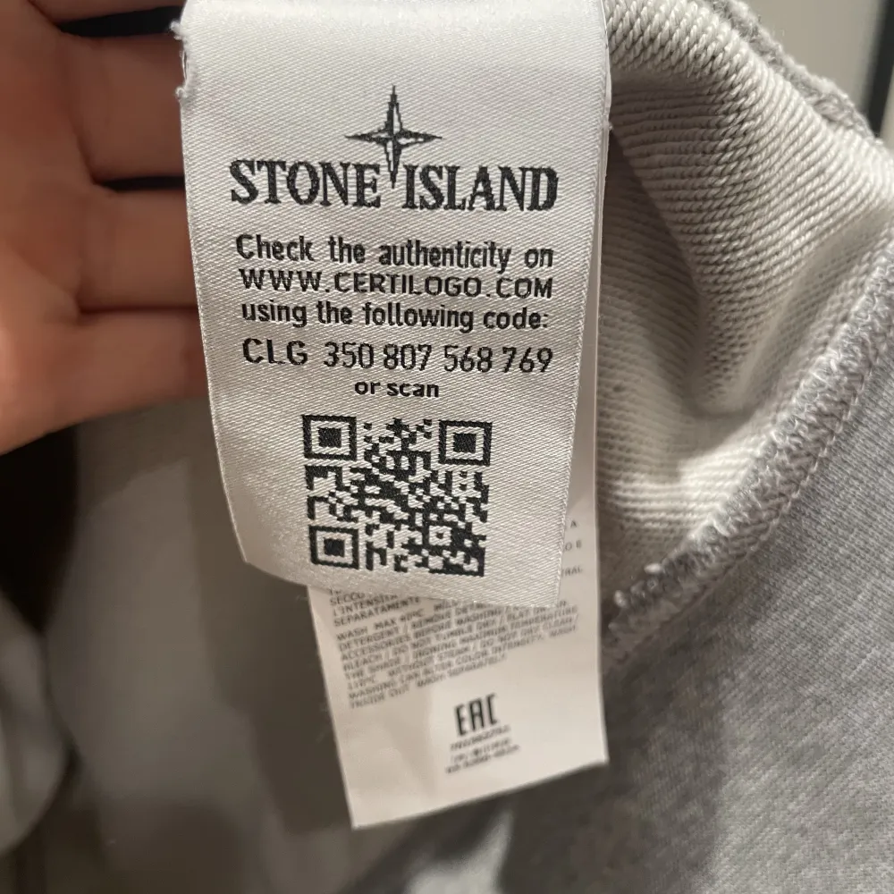 Hej, säljer nu min pojkväns Stone Island sweatshirt som han köpt i butiken Selvage (kalmar) Den är använd väldigt lite och därför väldigt bra kvalite! Man kan skanna taggen för att se att den är äkta!. Tröjor & Koftor.