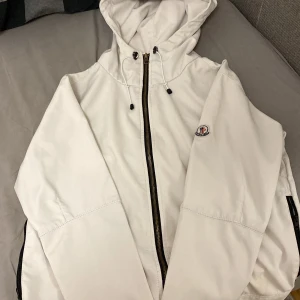 Moncler Vårjacka Vit - En vit Moncler jacka i S perfekt skick använd 2 gånger skit snygg och matcher med allt!👌🏽