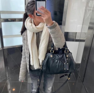 Uniqlo jacka  - Säljer denna jättesnygga jacka som är vit ifrån uniqlo! Köptes för 800kr och säljer för 400kr + frakt💕 skriv privat för fler bilder eller vid intresse!