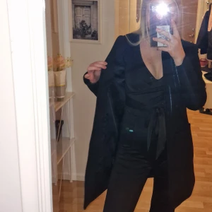 Svart kappa - Super fin svart kappa, använd en gång. Inga fel