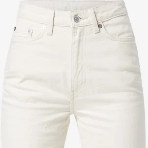 Vita jeans - Tjockt tyg, ingen strech! Jag är 1,7m och väger 70kg. Väldigt lite använda.