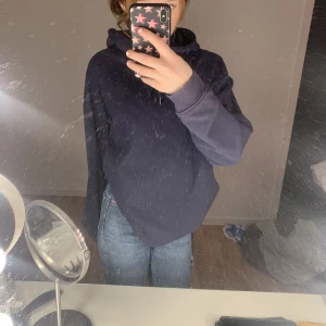Blå hoodie🫶🏼 - Köpte denna hoodie på plick för ca 1år sen men den har bara inte kommit till användning så nu säljer jag den💛 köpte den för ca 300kr. Men säljer den för 150 då jag haft den såpass länge💛