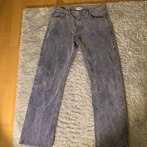 Weekday lila manchester byxor  - Skit snygga, sitter bra nästan som 501or. Från weekday.