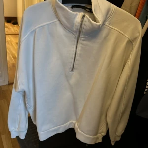 Lager 157 tröja - Långärmad tjocktröja med en liten dragkedja som är i L storlek från lager 157. Skulle säga att den är i ok skick :)