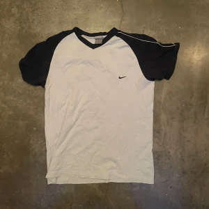 NIKE TRÖJA - Vintage nike tröja storlek L, sitter som en M. 3 FÖR 2 ALLA PRODUKTER på sidan. Betalar ej frakt och kan mötas upp i uppsala/stockholm.