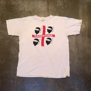 Tröja sardinia - En tröja från fruit of the loom storlek M. 3 FÖR 2 ALLA PRODUKTER på sidan. Betalar ej frakt och kan mötas upp i uppsala/stockholm.