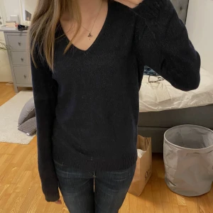 Blå stickad v-ringad tröja - Jag säljer denhär jättefina mörkblå stickade v-ringade tröjan från Vila. Den är i storlek xs och är i toppenskick! 💕📦