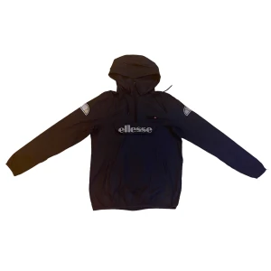 Ellesse vindjacka  - Säljer min Ellesse vindjacka, den är i fint skick som har reflexer på de silvriga bitarna, den har ett litet håll vid fickan som knapps syns. Pris kan diskuteras…