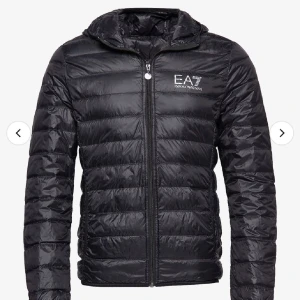 Armani jacka - Hej. Vill sälja min Armani jacka i storlek xs pågrund av att den inte används. Är som ny, inga märken osv. Köpt som ny för 1600kr