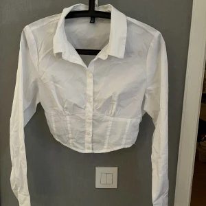 Snygg kort skjorta  - Står 40 men 34-36
