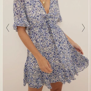 Klänning - Superfin sommarklänning från Nakd i storlek 36 som är köpt i somras! Knappt använd så i väldigt bra skick! Bilderna är från nakds egna hemsida 🥰