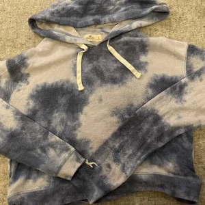 Tiedye hoodie - Kortare, tunn hoodie med tiedye. Mjukt tyg. Knappt använd 