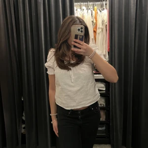 vit topp - jättefin sommar och festtopp i vit, älskar passar till allt❤️ h&m gamla kollektion