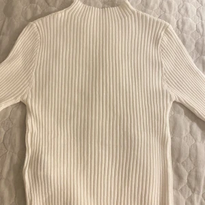 Tröja  - Super fin och mjuk magtröja :) Aldlrig använt den. Tröjan är vitare i verkligheten & den blev lite beige på bilden. Ny pris 149 🤍