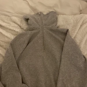 Tröja - En mysig tjock tröja med hög krage och dragkedja!!