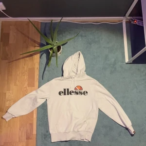 Vintage Ellesse hoodie - Hej säljer min vita vintage ellesse hodie pga av den nt passar mig längre 