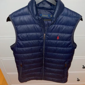 Polo Ralph Lauren väst - Riktigt snygg Ralph lauren väst som är perfekt till våren. Skick 8/10!