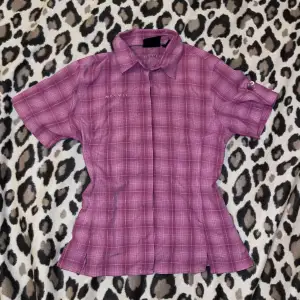 säljer denna så söta rosa rutiga skjorta, så fin både som öppen o stängd💓 knappt använd, storlek S🙌