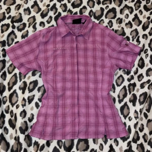 rosa skjorta - säljer denna så söta rosa rutiga skjorta, så fin både som öppen o stängd💓 knappt använd, storlek S🙌