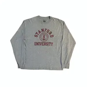 Champion Stanford University Vintage Long Sleeve T-shirt 🤍  Pris: •200kr  Stl: L  Bredd 52cm Längd 69c  Kontakta mig för mer info 🤩  