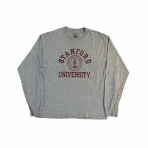 Champion Stanford University Vintage Long Sleeve T-shirt 🤍 - Champion Stanford University Vintage Long Sleeve T-shirt 🤍  Pris: •200kr  Stl: L  Bredd 52cm Längd 69c  Kontakta mig för mer info 🤩  