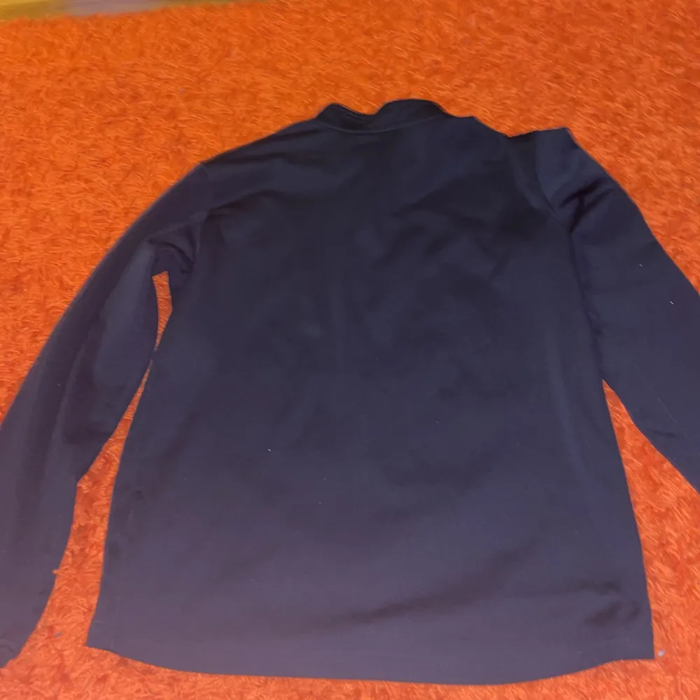 En blå Nike kofta som kan användas till träning och som vanliga kläder. För både pojkar och flickor 158/170. Tröjor & Koftor.
