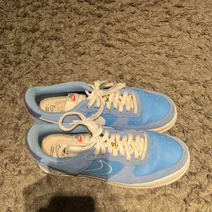 Air force 1 - Säljer mina skit snygga air force one. Dome riktigt fräscha använda lite grann men skulle ändå säga att skicket är 8,5/10 storlek 46 