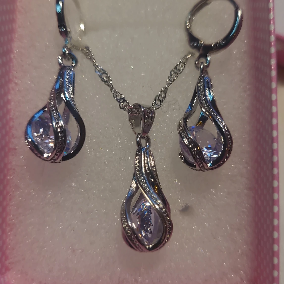 Halsband med hänge och öronhängen med zirkonia stenar