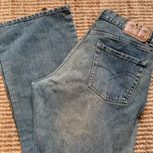Ett par gamla Jack & Jones Jeans i riktigt najs udda färg. Bara att skriva för fler bilder:)  Ytterben 101cm Benöppning 25 cm