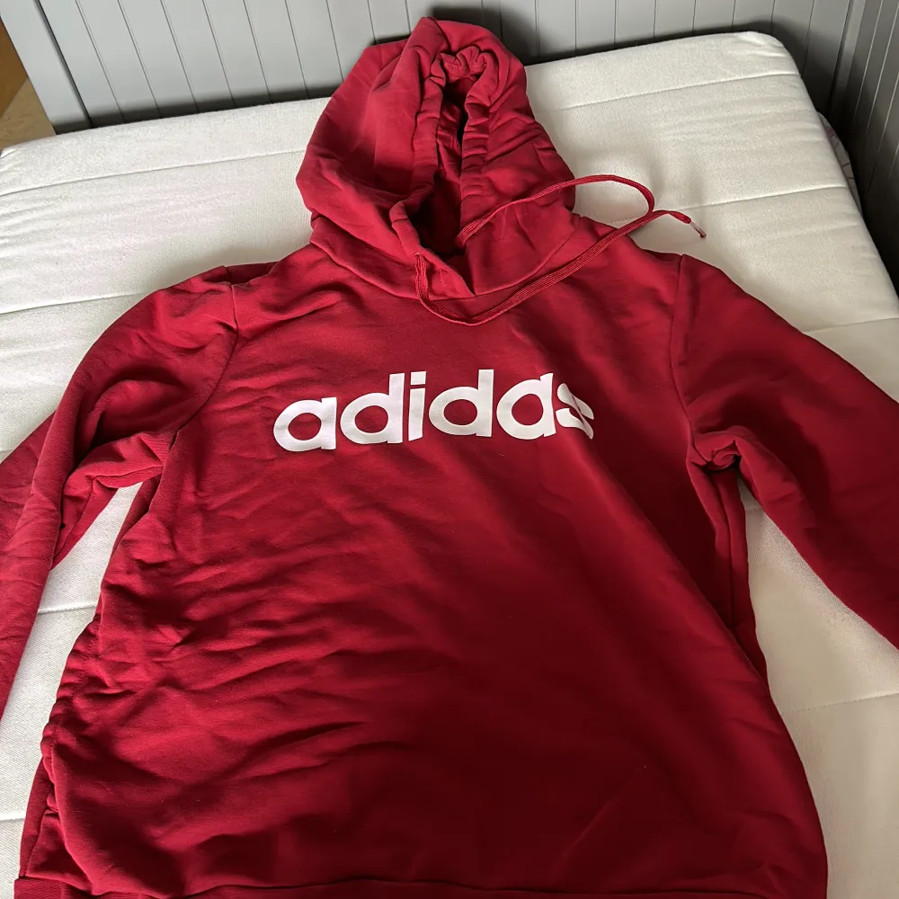 Röd adidas hoodie i storlek XL. Hoodies.