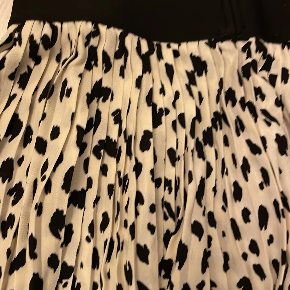 Plisserad kjol med leopardmönster!🐆. Kjolar.