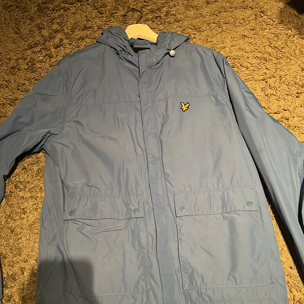 Säljer min Lyle & Scott jacka, inte använd många gånger. I storlek M. . Takit.