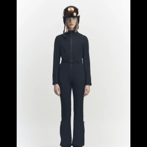 Jumpski collection Zara - Den är slut såld på Zara, Använt den en gång, den satt så bra på, super bekväm. Håller värmen bra. Köpt den 18/12/2022. Helt ny skick. Köpt för 1395kr  Säljer för 999kr