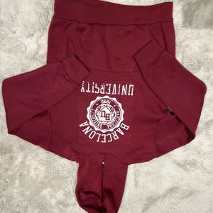 Vinröd hoddie - Vinröd hoddi, lite ut tvättad men inget man tänker på 