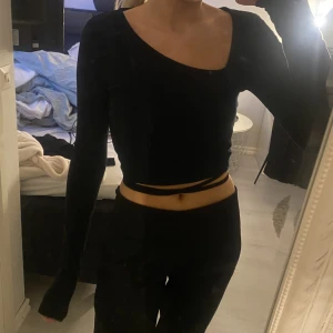 Asymmetrisk topp med snörning - Asymmetrisk topp med snörning från Nakd. Superfin både till vardags och fest. 