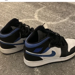 Jordans  - Säljer dessa fina Air Jordan 1 Mid White Racer Blue i bra skick. Dem är i stl 36 och är såkalrt äkta. Säljer dem pga att dem är lite för små för mig. Köpte för 3000 kr, kom med bud o säljer inte under 800 kr🫶