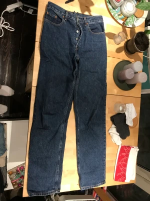 Levis 555 - Snygga Levis 555 i nyskick! Insydda i midjan men det går lätt att sprätta på!