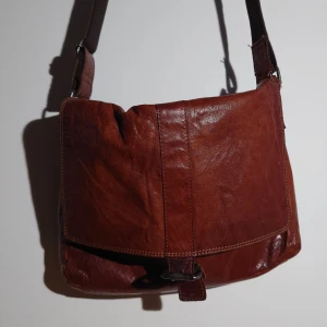 Läder väska (biori trophy) - Mått på väskan Höjd 23 x Bredd 27 x Djup 6cm.