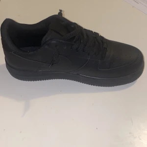Airforce1 black  - Säljer o byter min airforce 1 dom e helt nya sköna 