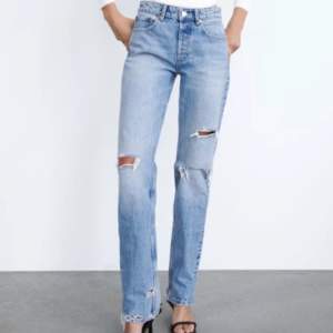 Zara mid/low waist jeans. Nästan aldrig använda och säljer eftersom dom är för små för mig nu. Byxorna säljs inge längre  men i helt nytt shick. Har inga bilder på men byxorna är samma modell som byxorna i mitten samt samma storlek. Skriv för mer information eller andra bilder💕