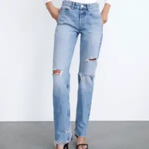 Zara mid/low waist jeans. Nästan aldrig använda och säljer eftersom dom är för små för mig nu. Byxorna säljs inge längre  men i helt nytt shick. Har inga bilder på men byxorna är samma modell som byxorna i mitten samt samma storlek. Skriv för mer information eller andra bilder💕