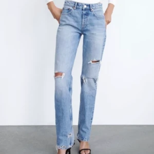 Zara mid waist jeans - Zara mid/low waist jeans. Nästan aldrig använda och säljer eftersom dom är för små för mig nu. Byxorna säljs inge längre  men i helt nytt shick. Har inga bilder på men byxorna är samma modell som byxorna i mitten samt samma storlek. Skriv för mer information eller andra bilder💕
