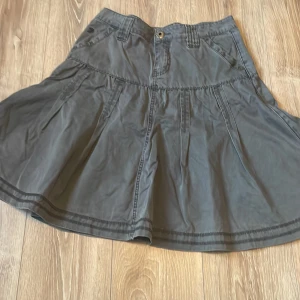 Grå jeanskjol från esprit! - Jag säljer min gråa esprit jeanskjol. Storlek 38, den är lite stor i storleken. Slutar ovanför knän och är vid nertill. Downtown girl stil eller early 2000s. Pris kan diskuteras 