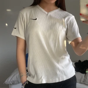 nike t-shirts  - två Nike t-shirts i samma modell, en vit/grå och en svart. Riktigt nice tjockt material, de är i bra skick då jag inte använt de mycket.  100kr/st eller båda för 170kr💕💕 det står ingen storlek men jag har normalt XS/S och de sitter lite oversized på mig 